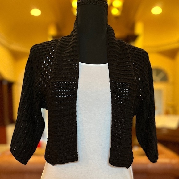 Chico's Sweaters - 🆕 Chico’s Black Label Cropped Crochet Shrug (LM)